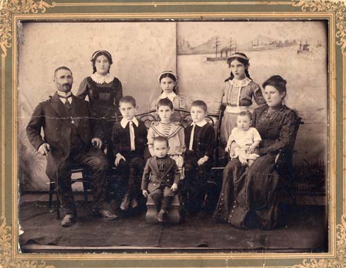 Семья деда Матвея в 1911 году